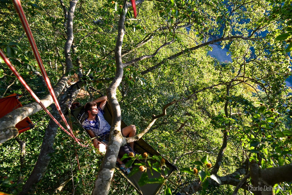 Hamac suspendu entre deux arbres pour la nuit du bivouac perché